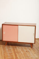 Dębowa szafka/komoda z parą przesuwanych drzwi ze sklejki lakierowanych na różowy i jasno kremowy kolor, TYP U 450, projekt Jiri Jiroutek dla Interier Praha, Czechosłowacja, wzór z 1958 roku - obrazek 34