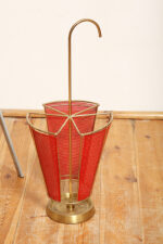 Mosiężny parasolnik/stojak na parasole w kolorze starego złota z bokami z blachy perforowanej lakierowanej na czerwono, Wagner Keller, Niemcy, lata 50/60. - obrazek 34