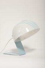 Nieduża jednopunktowa lampa nocna z błękitną metalową podstawą i mlecznobiałym kloszem w błękitne paski z pleksi, firma Molin, Włochy, lata 60. - obrazek 34