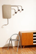 Duży metalowy wieszak/garderoba ścienna na chromowanej rurowej masywnej konstrukcji z trzema hakami zakończonymi bukowymi ręcznie toczonymi kulami, dymionym pionowym lustrem i uchwytem na parasole, Bauhaus, Niemcy, lata 30. XX wieku - obrazek 34