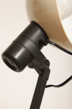 Duża jasnokremowo-czarna nablatowa jednopunktowa lampa biurkowa "Praxi" z tworzywa z ruchomym kloszem i czarnym metalowym ramieniem, projekt Bruno Gecchelin dla firmy iGuzzini, Włochy, wzór z 1982 roku - obrazek 36