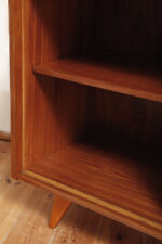 Dębowa szafka/komoda z parą przesuwanych drzwi ze sklejki lakierowanych na różowy i jasno kremowy kolor, TYP U 450, projekt Jiri Jiroutek dla Interier Praha, Czechosłowacja, wzór z 1958 roku - obrazek 35