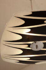 Asymetryczna mlecznobiało-czarna trzypunktowa szklana lampa sufitowa „Parasolka” malowana w geometryczne wzory, Kamenický Šenov, Czechosłowacja, lata 60. - obrazek 34