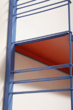 Modułowa szafka/regał na metalowej niebieskiej konstrukcji z dwoma metalowymi półkami z regulowaną wysokością, projekt Adriaan Dekker dla firmy Tomado, Holandia, lata 60. - obrazek 35