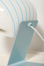 Nieduża jednopunktowa lampa nocna z błękitną metalową podstawą i mlecznobiałym kloszem w błękitne paski z pleksi, firma Molin, Włochy, lata 60. - obrazek 35