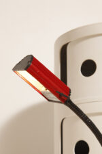 Jednopunktowa czerwono-czarna lampa biurkowa/nocna/lampa ścienna/kinkiet "Ciao 1170" z kloszem na ruchomym giętym ramieniu, projekt Ezio Didone dla firmy Arteluce, Włochy, lata 80. - obrazek 36