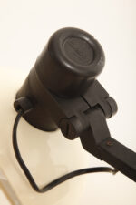 Duża jasnokremowo-czarna nablatowa jednopunktowa lampa biurkowa "Praxi" z tworzywa z ruchomym kloszem i czarnym metalowym ramieniem, projekt Bruno Gecchelin dla firmy iGuzzini, Włochy, wzór z 1982 roku - obrazek 37