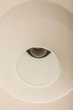 Jednopunktowa lampa sufitowa z mleczno-białym szklanym dwuwarstwowym kloszem z metalowym chromowanym zawieszeniem, Osvetlovací Sklo Valašské Medziřičí, Czechosłowacja, lata 70. - obrazek 36