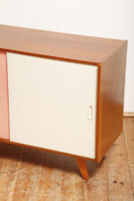 Dębowa szafka/komoda z parą przesuwanych drzwi ze sklejki lakierowanych na różowy i jasno kremowy kolor, TYP U 450, projekt Jiri Jiroutek dla Interier Praha, Czechosłowacja, wzór z 1958 roku - obrazek 36