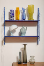 Modułowa szafka/regał na metalowej niebieskiej konstrukcji z dwoma metalowymi półkami z regulowaną wysokością, projekt Adriaan Dekker dla firmy Tomado, Holandia, lata 60. - obrazek 36