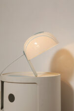 Nieduża jednopunktowa lampa nocna z błękitną metalową podstawą i mlecznobiałym kloszem w błękitne paski z pleksi, firma Molin, Włochy, lata 60. - obrazek 36