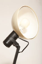 Duża jasnokremowo-czarna nablatowa jednopunktowa lampa biurkowa "Praxi" z tworzywa z ruchomym kloszem i czarnym metalowym ramieniem, projekt Bruno Gecchelin dla firmy iGuzzini, Włochy, wzór z 1982 roku - obrazek 38