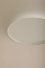 Jednopunktowa lampa sufitowa z mleczno-białym szklanym dwuwarstwowym kloszem z metalowym chromowanym zawieszeniem, Osvetlovací Sklo Valašské Medziřičí, Czechosłowacja, lata 70. - obrazek 37