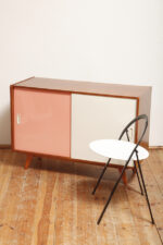 Dębowa szafka/komoda z parą przesuwanych drzwi ze sklejki lakierowanych na różowy i jasno kremowy kolor, TYP U 450, projekt Jiri Jiroutek dla Interier Praha, Czechosłowacja, wzór z 1958 roku - obrazek 37