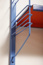 Modułowa szafka/regał na metalowej niebieskiej konstrukcji z dwoma metalowymi półkami z regulowaną wysokością, projekt Adriaan Dekker dla firmy Tomado, Holandia, lata 60. - obrazek 37