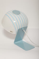 Nieduża jednopunktowa lampa nocna z błękitną metalową podstawą i mlecznobiałym kloszem w błękitne paski z pleksi, firma Molin, Włochy, lata 60. - obrazek 37