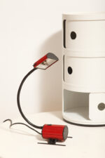 Jednopunktowa czerwono-czarna lampa biurkowa/nocna/lampa ścienna/kinkiet "Ciao 1170" z kloszem na ruchomym giętym ramieniu, projekt Ezio Didone dla firmy Arteluce, Włochy, lata 80. - obrazek 38