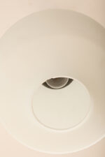 Jednopunktowa lampa sufitowa z mleczno-białym szklanym dwuwarstwowym kloszem z metalowym chromowanym zawieszeniem, Osvetlovací Sklo Valašské Medziřičí, Czechosłowacja, lata 70. - obrazek 38