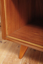 Dębowa szafka/komoda z parą przesuwanych drzwi ze sklejki lakierowanych na różowy i jasno kremowy kolor, TYP U 450, projekt Jiri Jiroutek dla Interier Praha, Czechosłowacja, wzór z 1958 roku - obrazek 38