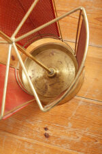 Mosiężny parasolnik/stojak na parasole w kolorze starego złota z bokami z blachy perforowanej lakierowanej na czerwono, Wagner Keller, Niemcy, lata 50/60. - obrazek 38