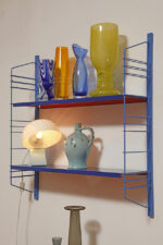 Modułowa szafka/regał na metalowej niebieskiej konstrukcji z dwoma metalowymi półkami z regulowaną wysokością, projekt Adriaan Dekker dla firmy Tomado, Holandia, lata 60. - obrazek 38