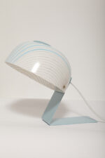 Nieduża jednopunktowa lampa nocna z błękitną metalową podstawą i mlecznobiałym kloszem w błękitne paski z pleksi, firma Molin, Włochy, lata 60. - obrazek 38