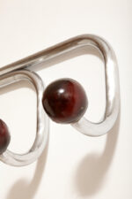 Duży metalowy wieszak/garderoba ścienna na chromowanej rurowej masywnej konstrukcji z trzema hakami zakończonymi bukowymi ręcznie toczonymi kulami, dymionym pionowym lustrem i uchwytem na parasole, Bauhaus, Niemcy, lata 30. XX wieku - obrazek 38