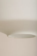 Jednopunktowa lampa sufitowa z mleczno-białym szklanym dwuwarstwowym kloszem z metalowym chromowanym zawieszeniem, Osvetlovací Sklo Valašské Medziřičí, Czechosłowacja, lata 70. - obrazek 39