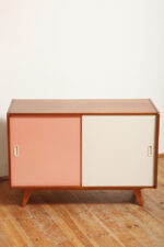 Dębowa szafka/komoda z parą przesuwanych drzwi ze sklejki lakierowanych na różowy i jasno kremowy kolor, TYP U 450, projekt Jiri Jiroutek dla Interier Praha, Czechosłowacja, wzór z 1958 roku - obrazek 39