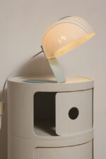 Nieduża jednopunktowa lampa nocna z błękitną metalową podstawą i mlecznobiałym kloszem w błękitne paski z pleksi, firma Molin, Włochy, lata 60. - obrazek 39