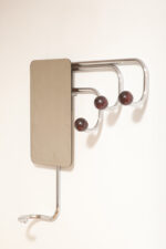 Duży metalowy wieszak/garderoba ścienna na chromowanej rurowej masywnej konstrukcji z trzema hakami zakończonymi bukowymi ręcznie toczonymi kulami, dymionym pionowym lustrem i uchwytem na parasole, Bauhaus, Niemcy, lata 30. XX wieku - obrazek 39