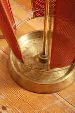 Mosiężny parasolnik/stojak na parasole w kolorze starego złota z bokami z blachy perforowanej lakierowanej na czerwono, Wagner Keller, Niemcy, lata 50/60. - obrazek 40