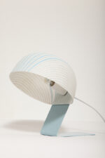 Nieduża jednopunktowa lampa nocna z błękitną metalową podstawą i mlecznobiałym kloszem w błękitne paski z pleksi, firma Molin, Włochy, lata 60. - obrazek 40