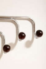 Duży metalowy wieszak/garderoba ścienna na chromowanej rurowej masywnej konstrukcji z trzema hakami zakończonymi bukowymi ręcznie toczonymi kulami, dymionym pionowym lustrem i uchwytem na parasole, Bauhaus, Niemcy, lata 30. XX wieku - obrazek 40