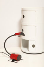 Jednopunktowa czerwono-czarna lampa biurkowa/nocna/lampa ścienna/kinkiet "Ciao 1170" z kloszem na ruchomym giętym ramieniu, projekt Ezio Didone dla firmy Arteluce, Włochy, lata 80. - obrazek 4