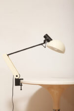 Duża jasnokremowo-czarna nablatowa jednopunktowa lampa biurkowa "Praxi" z tworzywa z ruchomym kloszem i czarnym metalowym ramieniem, projekt Bruno Gecchelin dla firmy iGuzzini, Włochy, wzór z 1982 roku - obrazek 4