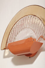 Duża dwupunktowa łososiowa lampa ścienna/kinkiet ze szklanym ręcznie formowanym fakturowym masywnym pomarańczowo-różowym kloszem, styl Art Deco, Włochy, lata 70. - obrazek 4