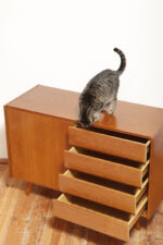 Dębowa szafka/komoda z czterema głębokimi szufladami po prawej stronie, TYP U 458, projekt Jiri Jiroutek dla Interier Praha, Czechosłowacja, lata 60. - obrazek 5