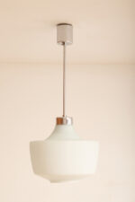 Jednopunktowa lampa sufitowa z mleczno-białym szklanym dwuwarstwowym kloszem z metalowym chromowanym zawieszeniem, Osvetlovací Sklo Valašské Medziřičí, Czechosłowacja, lata 70. - obrazek 4