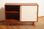 Dębowa szafka/komoda z parą przesuwanych drzwi ze sklejki lakierowanych na różowy i jasno kremowy kolor, TYP U 450, projekt Jiri Jiroutek dla Interier Praha, Czechosłowacja, wzór z 1958 roku - obrazek 4