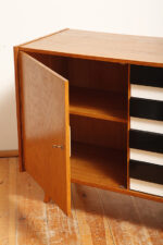 Dębowa szafka/komoda z czterema głębokimi szufladami z czarnobiałymi frontami, TYP U 458, projekt Jiri Jiroutek dla Interier Praha, Czechosłowacja, lata 60. - obrazek 4