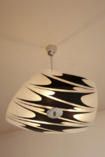 Asymetryczna mlecznobiało-czarna trzypunktowa szklana lampa sufitowa „Parasolka” malowana w geometryczne wzory, Kamenický Šenov, Czechosłowacja, lata 60. - obrazek 2