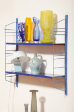 Modułowa szafka/regał na metalowej niebieskiej konstrukcji z dwoma niebieskimi metalowymi półkami z pomarańczowym spodem z regulowanym ustawieniem wysokości, projekt Adriaan Dekker dla firmy Tomado, Holandia, lata 60. - obrazek 4