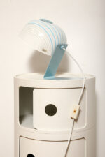 Nieduża jednopunktowa lampa nocna z błękitną metalową podstawą i mlecznobiałym kloszem w błękitne paski z pleksi, firma Molin, Włochy, lata 60. - obrazek 4