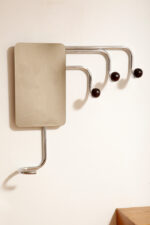 Duży metalowy wieszak/garderoba ścienna na chromowanej rurowej masywnej konstrukcji z trzema hakami zakończonymi bukowymi ręcznie toczonymi kulami, dymionym pionowym lustrem i uchwytem na parasole, Bauhaus, Niemcy, lata 30. XX wieku - obrazek 4