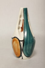 Fajansowy wazon ręcznie malowany podszkliwnie w pomarańczowe, zielone (morskie) i brązowe wzory, projekt Wit Płażewski, Włocławskie Zakłady Ceramiki Stołowej we Włocławku, wzór 443 z 1960 roku - obrazek 4