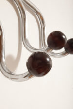 Duży metalowy wieszak/garderoba ścienna na chromowanej rurowej masywnej konstrukcji z trzema hakami zakończonymi bukowymi ręcznie toczonymi kulami, dymionym pionowym lustrem i uchwytem na parasole, Bauhaus, Niemcy, lata 30. XX wieku - obrazek 41