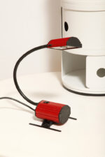 Jednopunktowa czerwono-czarna lampa biurkowa/nocna/lampa ścienna/kinkiet "Ciao 1170" z kloszem na ruchomym giętym ramieniu, projekt Ezio Didone dla firmy Arteluce, Włochy, lata 80. - obrazek 42