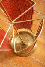 Mosiężny parasolnik/stojak na parasole w kolorze starego złota z bokami z blachy perforowanej lakierowanej na czerwono, Wagner Keller, Niemcy, lata 50/60. - obrazek 42