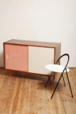 Dębowa szafka/komoda z parą przesuwanych drzwi ze sklejki lakierowanych na różowy i jasno kremowy kolor, TYP U 450, projekt Jiri Jiroutek dla Interier Praha, Czechosłowacja, wzór z 1958 roku - obrazek 42